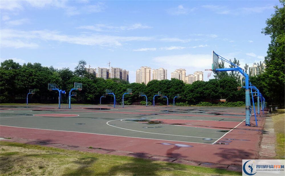 成都實驗外國語學校（西區(qū)）是重點中學嗎？