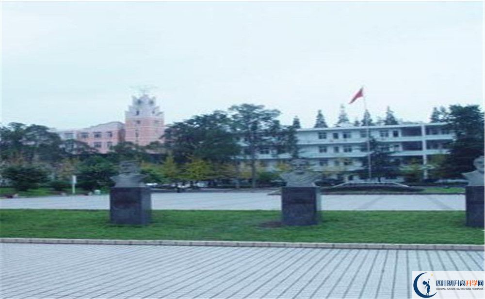 郫縣二中在校學生總?cè)藬?shù)是多少？